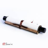 Kakejiku o kakemono pergamena tradizionale cinese e giapponese per opere di pittura Sumi-e dalla forma di un rotolo di carta di riso e seta colorata marrone con riflessi dorati 22x90cm con laccetto