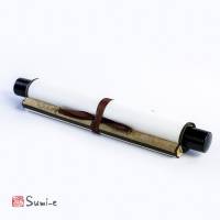 Kakejiku o kakemono pergamena tradizionale cinese e giapponese per opere di pittura Sumi-e dalla forma di un rotolo di carta di riso e seta colorata gialla con riflessi dorati 25x76cm con laccetto