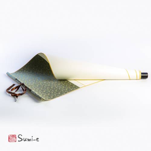 Kakejiku o kakemono pergamena tradizionale cinese e giapponese per opere di pittura Sumi-e dalla forma di un rotolo di carta di riso e seta colorata verde con riflessi dorati 33x110cm