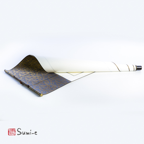 Kakejiku o kakemono pergamena tradizionale cinese e giapponese per opere di pittura Sumi-e dalla forma di un rotolo di carta di riso e seta colorata blu con riflessi dorati 38x118cm