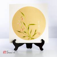 Opera dipinta a mano su carta di riso dorata montata su cartoncino 38x38cm rappresentante fiori di orchidea arancione chiaro e simbolo dell'estate nella cultura giapponese