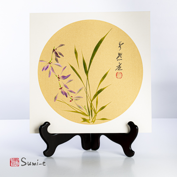 Opera dipinta a mano su carta di riso dorata montata su cartoncino 38x38cm rappresentante fiori di orchidea viola simbolo dell'estate nella cultura giapponese