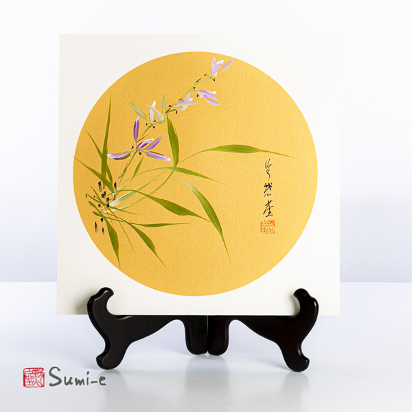 Opera dipinta a mano su carta di riso dorata montata su cartoncino 38x38cm rappresentante fiori di orchidea viola e bianca simbolo dell'estate nella cultura giapponese