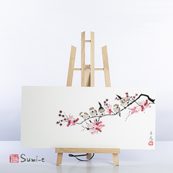 Opera dipinta a mano rappresentante fiori di pruno e uccellini su ramo orizzontale su carta di riso su supporto 50x23cm con la firma dell'autore e sigillo