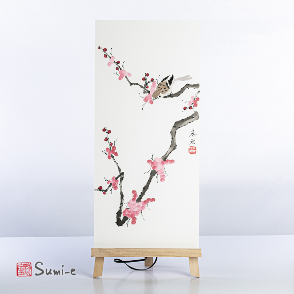 Opera dipinta a mano rappresentante fiori di pruno e due rami con uccellino su carta di riso su supporto 50x23cm con la firma dell'autore e sigillo