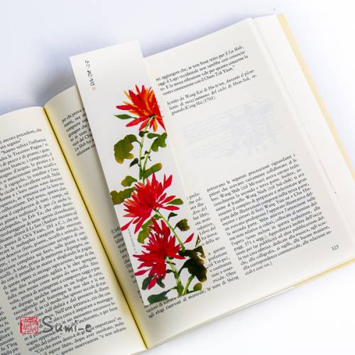 segnalibro di pittura sumi-e rappresentante il crisantemo dei quattro nobili su carta avorio con libro aperto