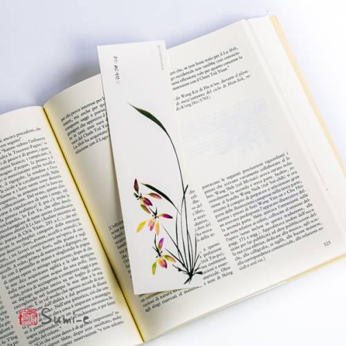 segnalibro di pittura sumi-e rappresentante l'orchidea dei quattro nobili su carta avorio con libro aperto