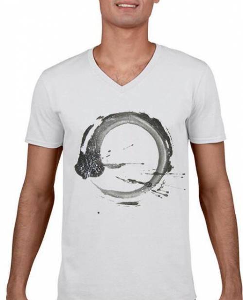 maglietta bianca di cottone con enso cerchio di pittura sumi-e con sfumature nero grigio made in italy