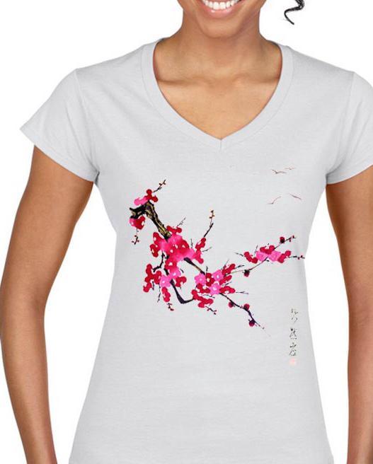 maglietta bianca di cottone con fiori e ramo di pruno di pittura sumi-e made in italy