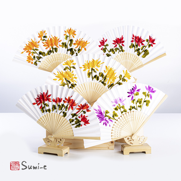 ventaglio di bambù dipinto a mano con pittura sumi-e rappresentante il crisantemo dei Quattro Nobili
