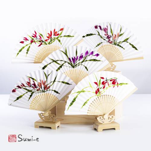 ventaglio di bambù dipinto a mano con pittura sumi-e rappresentante l'orchidea dei Quattro Nobili